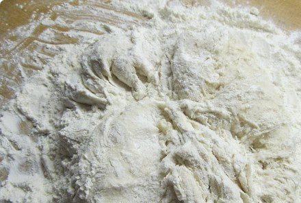 1. Этап. Багет в духовке: 4. Мешаем до однородной консистенции, сначала ложкой, потом руками.