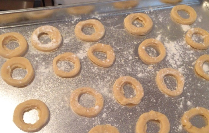 1. Этап. Песочное печенье с кокосом, карамелью и шоколадом: 10. Все получившиеся формочки отправьте в разогретую до 180 градусов духовку на 10 минут.