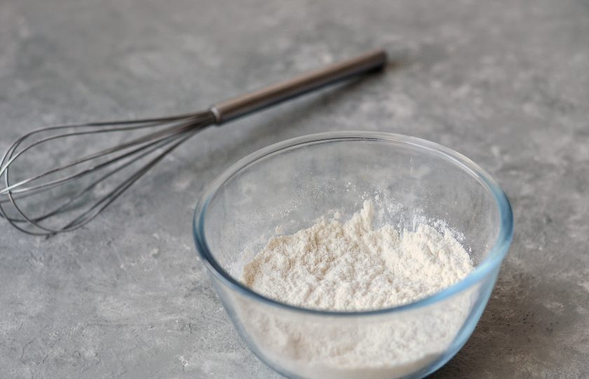 1. Этап. Оладьи из тофу: В другой миске смешайте муку, разрыхлитель, ванильный сахар и щепотку соли.