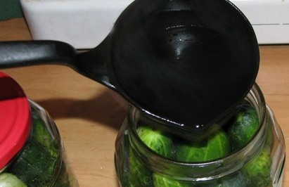 1. Этап. Маринованные огурцы сладкие: Разлейте маринад по банкам.