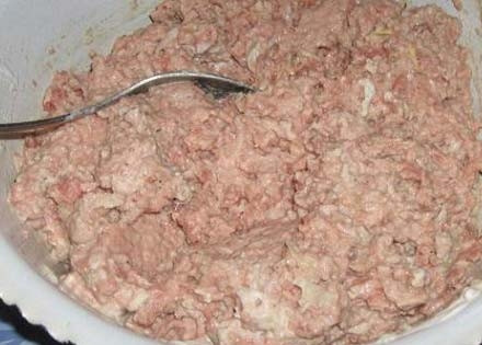 1. Этап. Купаты из кальмаров: 3. Измельчаем мясо кальмаров (для этого их можно мелко нарезать или воспользоваться блендером). Степень измельчения зависит от вкусовых предпочтений. Добавляем чеснок, лук, приправы, соль, зерна граната или барбарис (при наличии). Тщательно перемешиваем, при необходимости можно добавить немного воды.