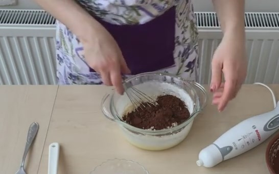 1. Этап. Шоколадный пирог (торт) за 5 минут: 4. Добавьте какао, перемешайте и отправьте вторую часть молока. Сделайте тесто однородным.