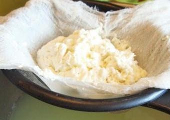 1. Этап. Творог из прокисшего молока в мультиварке: Образовавшийся творог выкладываем на дуршлаг, застеленный марлей, и даем сыворотке стечь. Чем суше вам нравится творог, тем дольше должна стекать сыворотка.