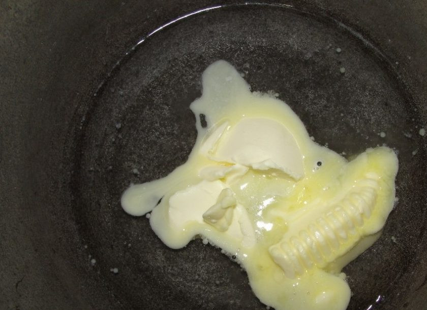 1. Этап. Тесто на эклеры: 2. Затем снимите воду с огня и добавьте сливочное масло. Теперь растопите в воде масло, размешивая постепенно до однородного состояния.