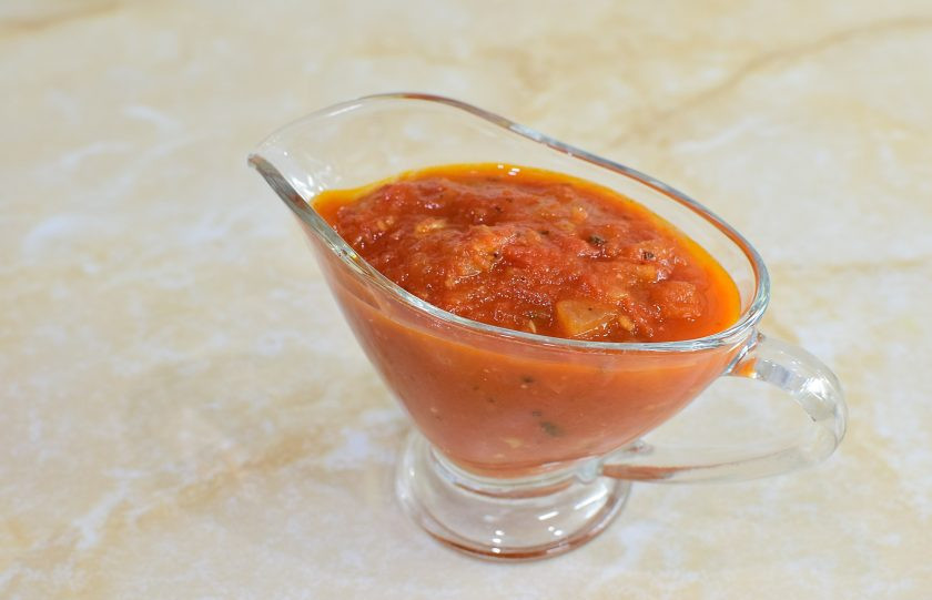 1. Этап. Классический соус Маринара: Готовый соус можно разложить по стерильным баночкам и хранить в прохладном месте. Для подачи к столу выложите соус в соусник и угощайтесь.