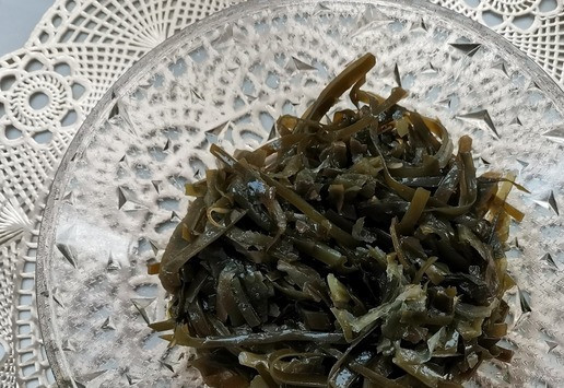 1. Этап. Салат Морской ёж: Выложить в салатник ламинарию. *В следующий раз водоросли, для удобства употребления, мелко нашинкую.