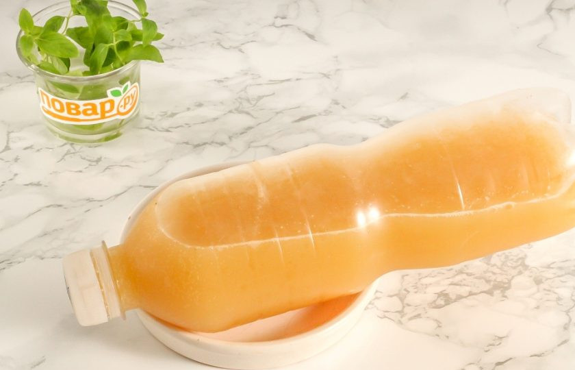 1. Этап. Окрошечный квас с изюмом: После этого процедите все содержимое емкости через ситечко с мелкими ячейками и перелейте в бутылку. Не наливайте квас в бутылку до верха, так как будет образовываться углекислый газ и она надуется. Поместите бутылку в холодильник и охладите в течение 2-3 часов.