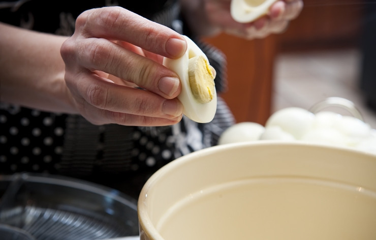 1. Этап. Яйца фаршированные желтком: Отделяем все желтки в отдельную миску.