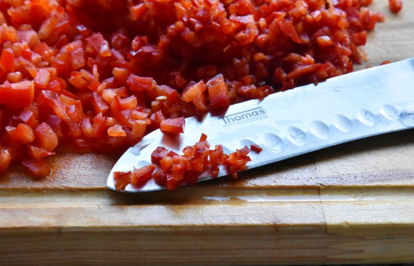 1. Этап. Джем из красного перца чили: Подготовьте перцы, удалите семена и перегородки. Используйте овощи яркого красного цвета. Конечно проще измельчить перец погружным блендером, но джем будет смотреться интереснее и красивее если порезать сладкий и острый перец мелким кубиком.