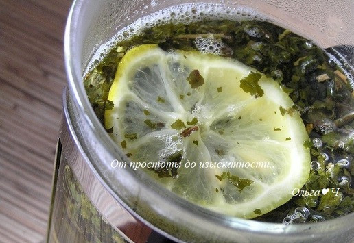 1. Этап. Зеленый чай с водкой: Сразу добавьте лимон.