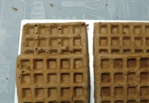 1. Этап. Шоколадные мини-вафли с кремом-чиз: У меня получилось 4 вафли.