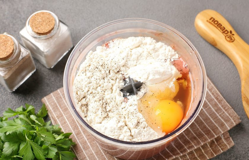 1. Этап. Закусочный печёночный торт с кабачками: Добавьте муку, яйцо, соль и молотый перец по вкусу.