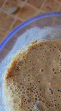 1. Этап. Смузи-боул с персиками: 1 столовую ложку хлопьев оставить для украшения. Оставшуюся часть измельчить блендером с кефиром, корицей и персиками.