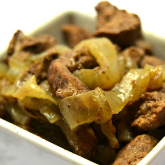 Обжаренная говяжья печень с луком