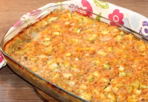 1. Этап. Индейка с грибами на овощной подушке: 18. Запеченные овощи с индейкой и грибами готовы! Немного остывшее блюдо перекладываем в контейнер и берем с собой на пикник. Разогреваем и подаем, посыпав измельченным укропом. Очень вкусное блюдо и в горячем, и в теплом виде! Такое блюдо, я рекомендую подать на пикнике с питой. Разрезаем питу на 2 части, заполняем овощами с мясной начинкой, разогреваем и подаем! Вкусная еда на пикник готова! Приятного аппетита!