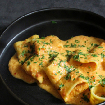 Паста с сыром страчателла и запечёнными овощами