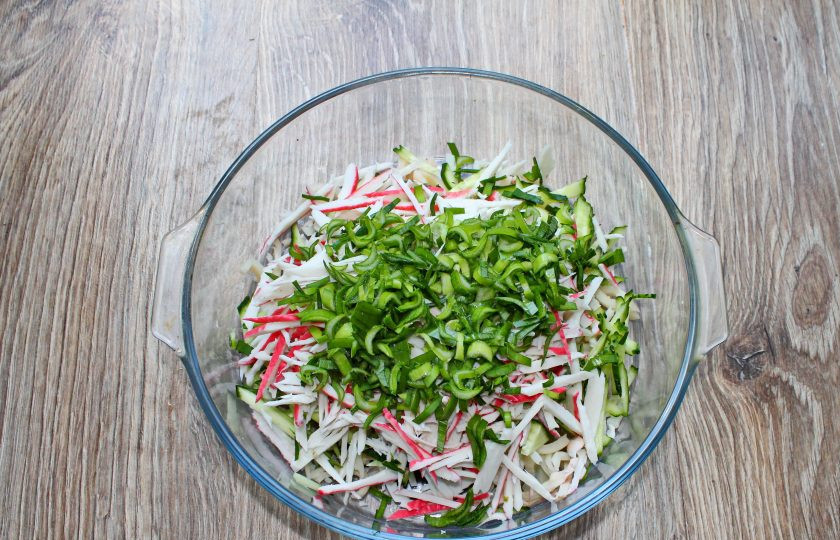 1. Этап. Салат Морской волк: Зеленый лук мелко порежьте и выложите в салатник.