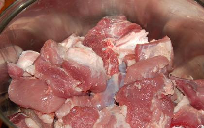 1. Этап. Вкусный шашлык из свинины: Нарезать свинину кубиками примерно в 4 см.