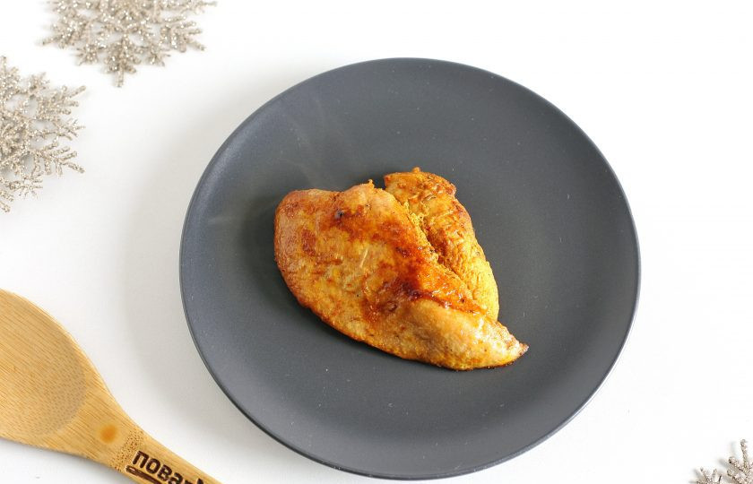 1. Этап. Оливье На новый лад: Затем выложите на раскаленную сковороду с маслом, накройте крышкой и на небольшом огне обжарьте с двух сторон до готовности. Переложите готовое филе на тарелку и дайте остыть.