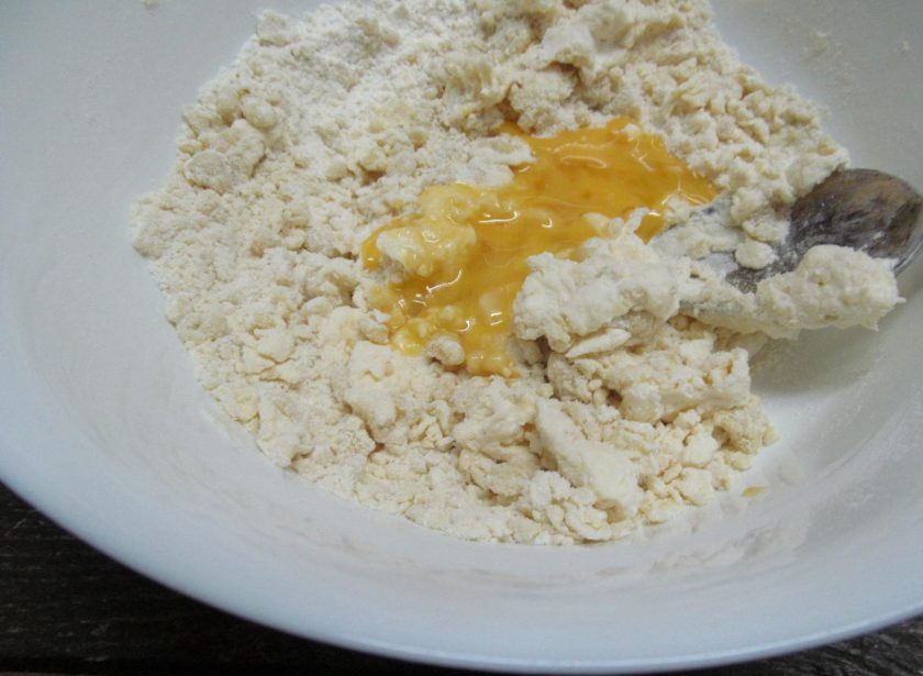 1. Этап. Капустное печенье: Вбейте яйцо и перемешайте ложкой.