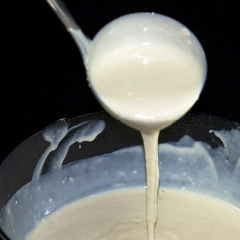 1. Этап. Блинчики на кислом молоке: Добавить стакан молока и подсолнечное масло, перемешать. Затем, продолжая перемешивать венчиком или миксером, небольшими порциями вводим в смесь оставшуюся муку и молоко.