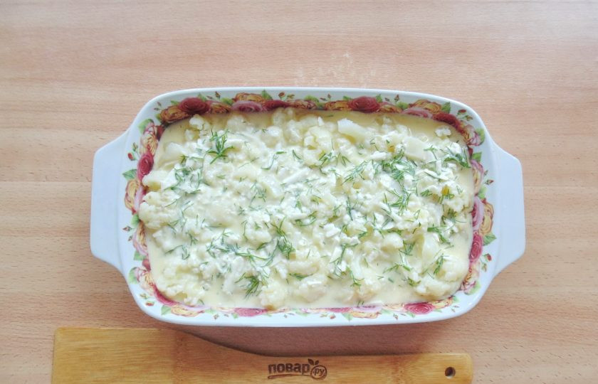 1. Этап. Цветная капуста с фетой: Залейте капусту приготовленной смесью и отправьте в духовку.