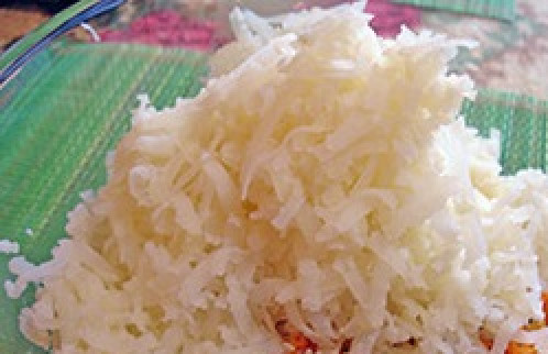 1. Этап. Постные котлеты из риса: 4. Выложите зажарку из сковороды в блюдо сверху риса. Туда же натрите картофель на терке.