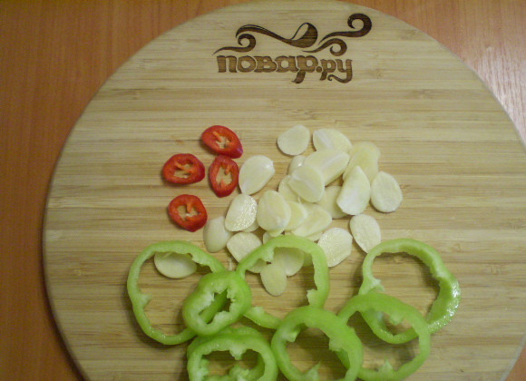 1. Этап. Закатка черри: Порежьте перец, чеснок и чили.