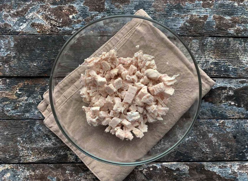 1. Этап. Салат из стручковой фасоли с мясом: В глубокую тарелку выложите нарезанное куриное филе.