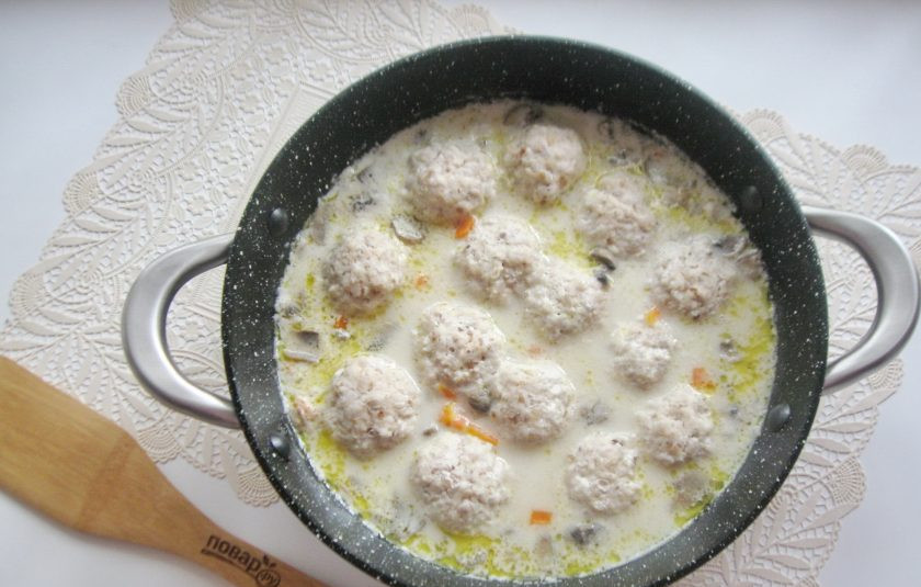 1. Этап. Гречаники с грибным соусом: Накройте сотейник или сковороду крышкой и тушите гречаники в соусе 25-30 минут на огне чуть ниже среднего до готовности.