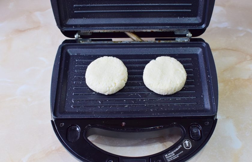 1. Этап. Сырники в мультипекаре: Мультипекарь разогрейте до горячего состояния. Перед первой порцией смажьте растительным маслом и выложите два сырника. Закройте крышку и готовьте 4-6 минут. Ориентируйтесь по своей технике.