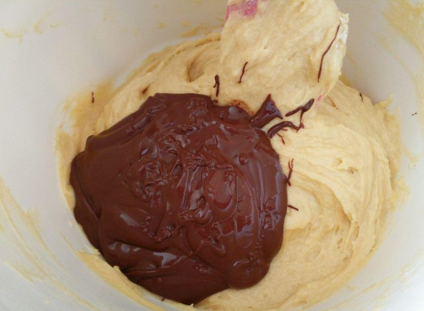 1. Этап. Винный кекс из двух видов шоколада: Аналогично введите тёмный шоколад во вторую половину теста.