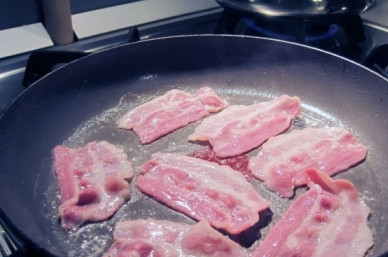 1. Этап. Салат от шефа: Обжариваем тонкие полоски бекона на сухой сковороде до состояния сухариков.