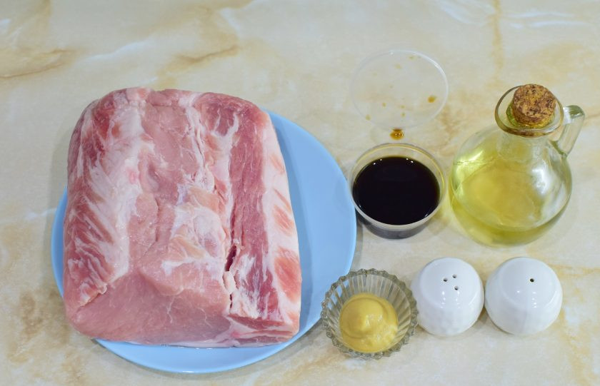 1. Этап. Карбонат в мультиварке: Перед началом приготовления подготовьте все необходимые ингредиенты. Кусок свиного карбонада можно взять и больше, главное, чтобы он поместился в мультиварку.