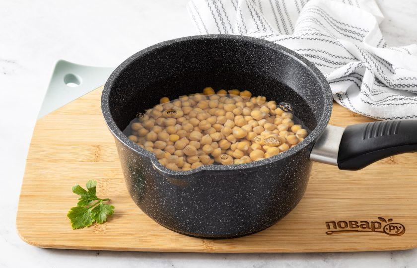 1. Этап. Хумус без тахини: После промойте нут и переложите нут в кастрюлю. Залейте чистой водой и варите до мягкости примерно 1,5 часа. Откиньте нут на сито, а жидкость, в которой он варился сохраните.