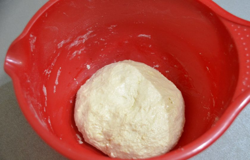 1. Этап. Пицца Пикантная: Замесите тесто, поставьте его для брожения в теплое место на 1-1,5 часа.