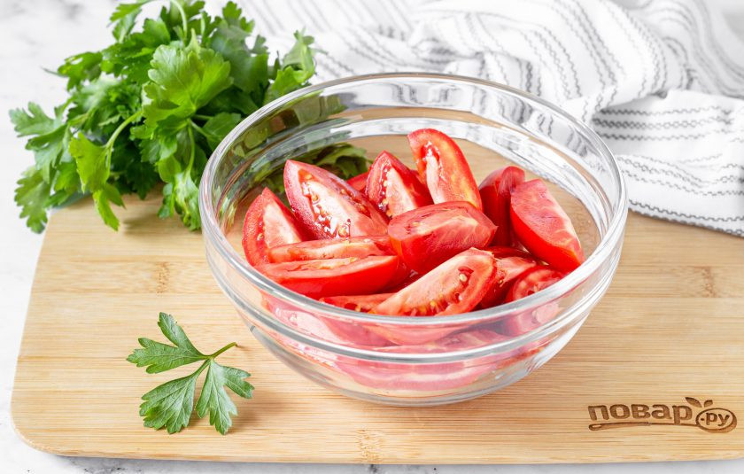 1. Этап. Маринованные помидоры с зеленью: Помидоры разрежьте на 4 части и удалите плодоножку. Переложите в глубокую миску.