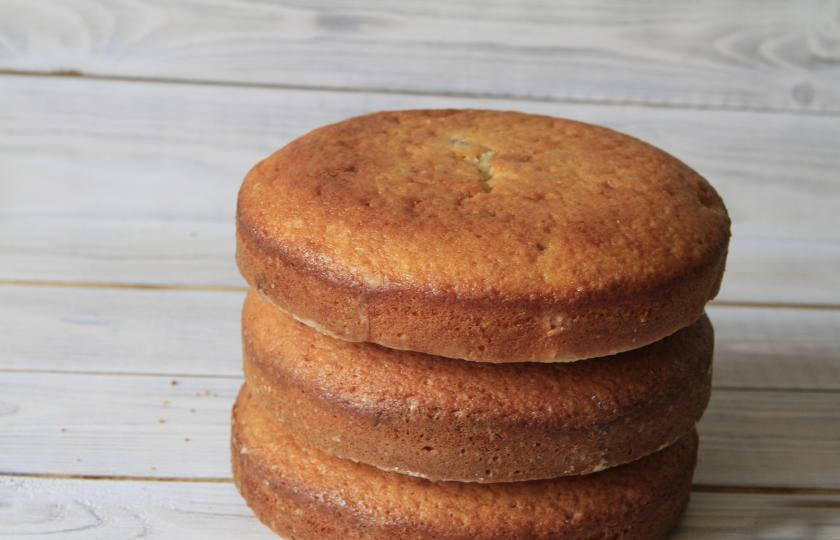 1. Этап. Торт на День Рождения своими руками: Готовые коржи остудите, заверните в пленку и уберите в холодильник на ночь.