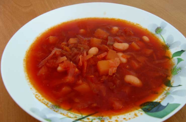 1. Этап. Диетический борщ без зажарки: В конце готовки достаньте из кастрюли луковицу и пастернак. Подавать наш низкокалорийный борщ можно с зеленью или нежирной сметаной. Я люблю перед подачей в тарелку добавить немного измельчённого чеснока. Кто любит кислинку - можно добавить пару капель лимонного сока.