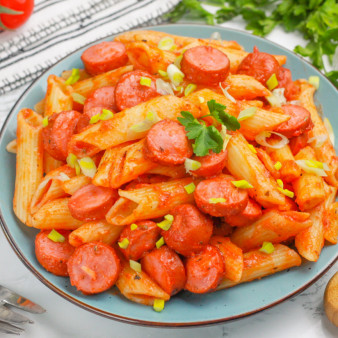 Макароны с сосисками на сковороде