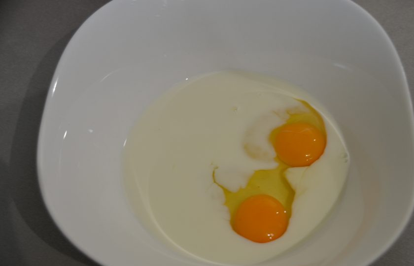 1. Этап. Кексы из кокосовой муки: В отдельную посуду вбейте два яйца, влейте молоко.