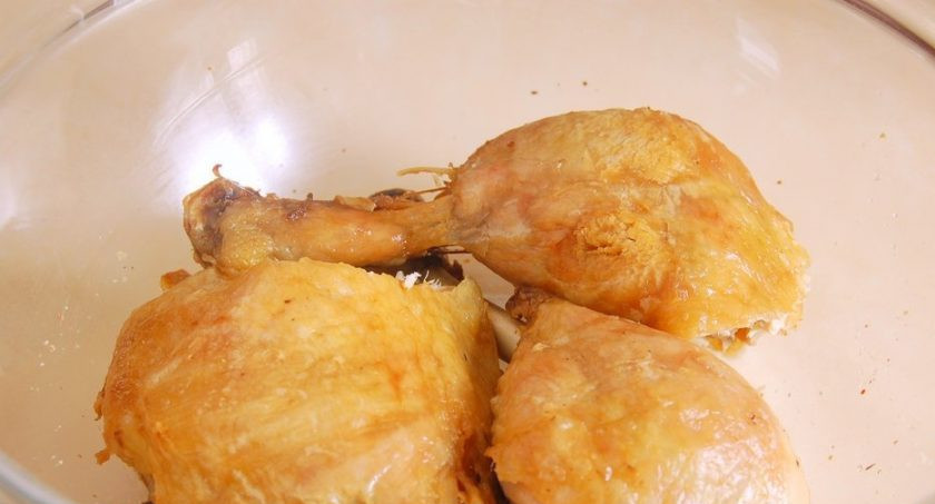 1. Этап. Сациви с курицей по-грузински: Курицу промойте и отварите в подсоленной воде до готовности. Не забывайте снимать пену. Готовый бульон процедите. Затем переложите курицу на противень с маслом и запекайте 20-30 минут при 180 градусах. Потом разделите тушку на части.