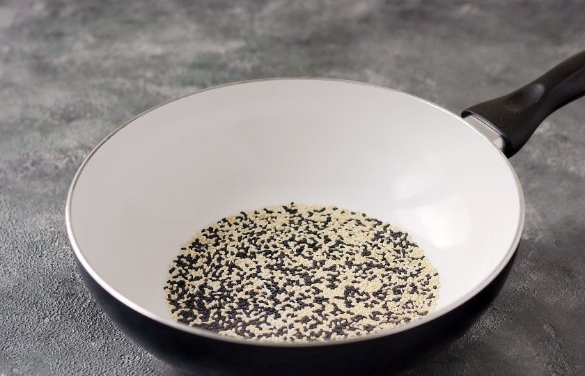 1. Этап. Гречневая лапша вок с овощами: На сухой сковороде обжарьте кунжут. Примерно 3-4 минуты. Затем отложите его в сторону.