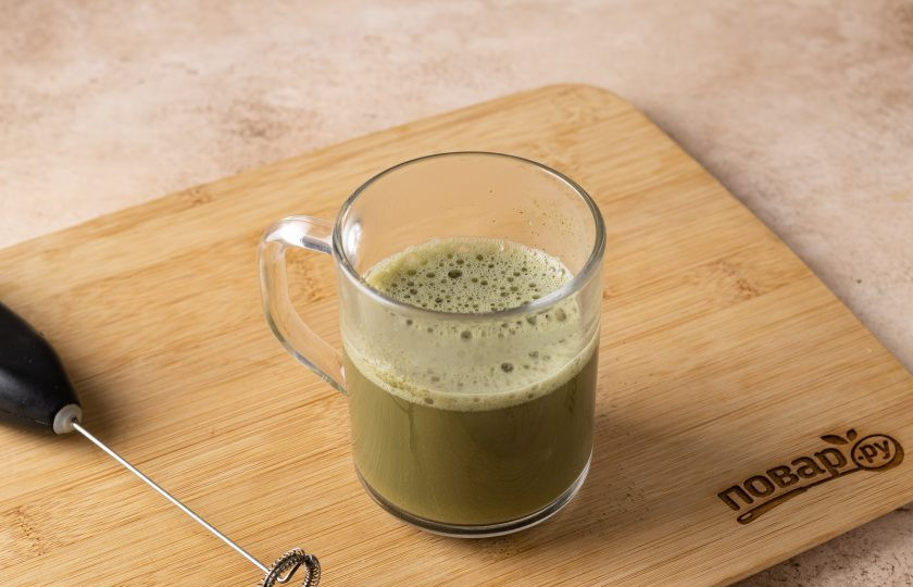 1. Этап. Матча чай: Затем специальным венчиком или с помощью капучинатора взбейте матчу с водой.