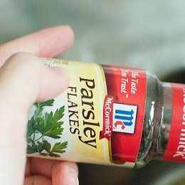 1. Этап. Сливочный соус к семге: Добавьте сушеную петрушку, протомите одну минуту.