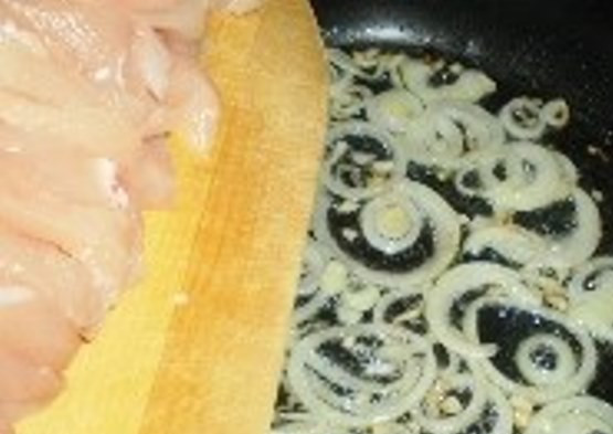 1. Этап. Соус с курицей для спагетти: К слегка обжаренным чесноку и луку добавьте курятину.