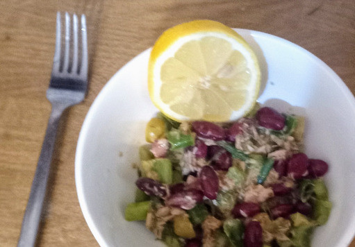 1. Этап. Салат из тунца и фасоли: Добавьте размятой вилкой тунец. Перемешайте. Полейте лимонным соком. Можно подавать. Приятного аппетита.