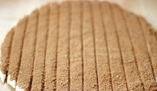 1. Этап. Печенье Палочки корицы: Разрежьте тесто на полосочки.