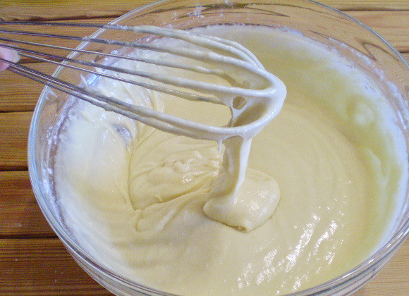 1. Этап. Кексики на кефире: 6. Обратите внимание на густоту теста, оно однородное, но не слишком густое.