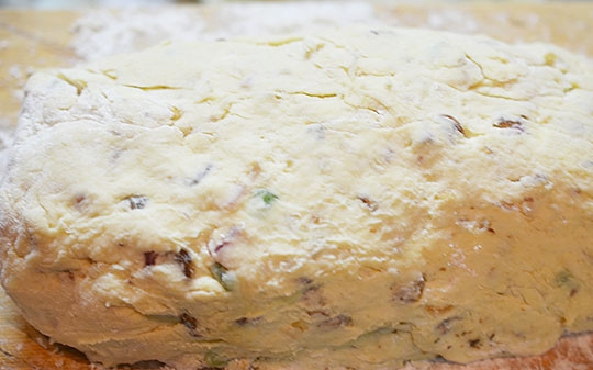 1. Этап. Традиционный рождественский штоллен: Затем добавьте муку с разрыхлителем, замесите тесто. Сформируйте штоллен.